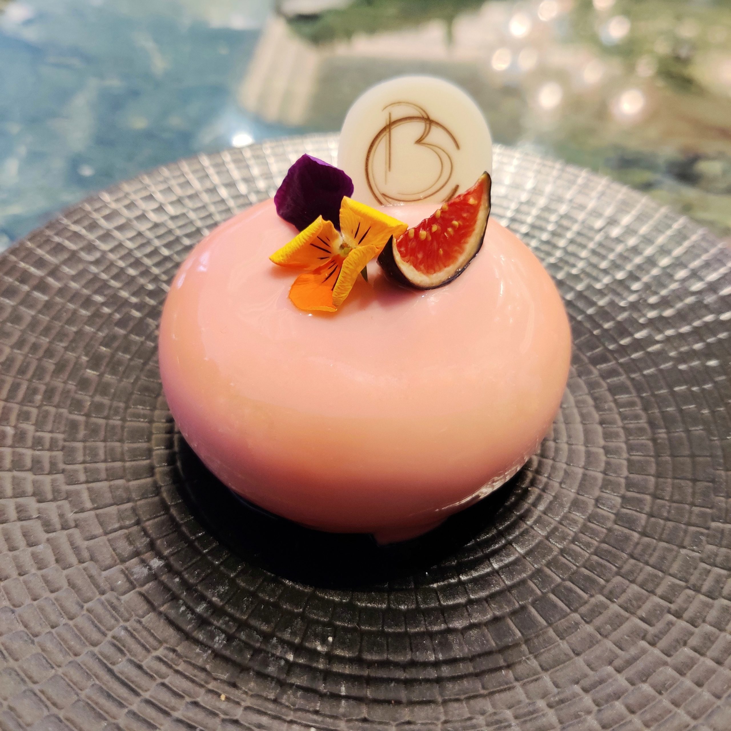 Dôme Violette Figue, dessert du restaurant Pullman Bercy