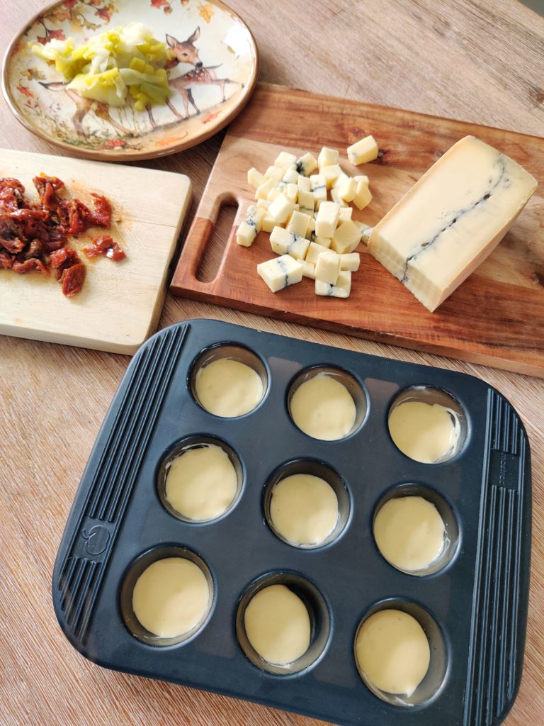 Recette facile muffins poireaux morbier tomates séchées, moule et ingrédients