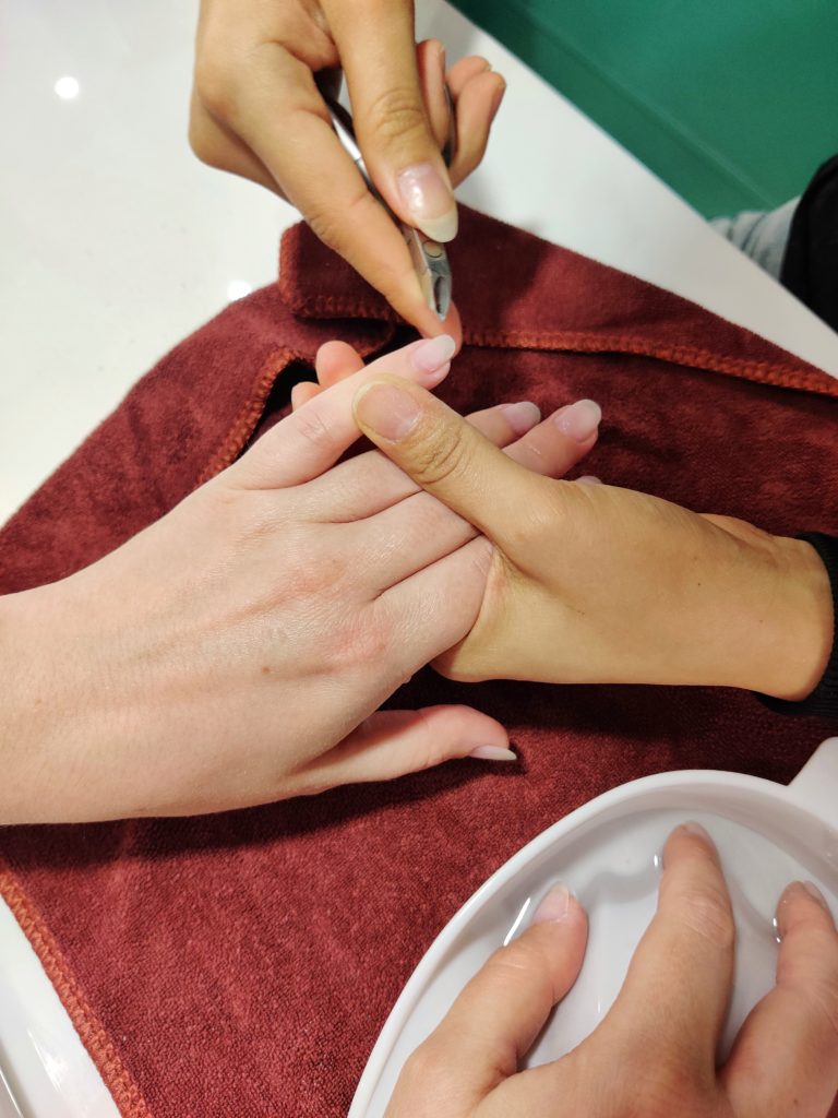 Manucure femme coupe cuticule