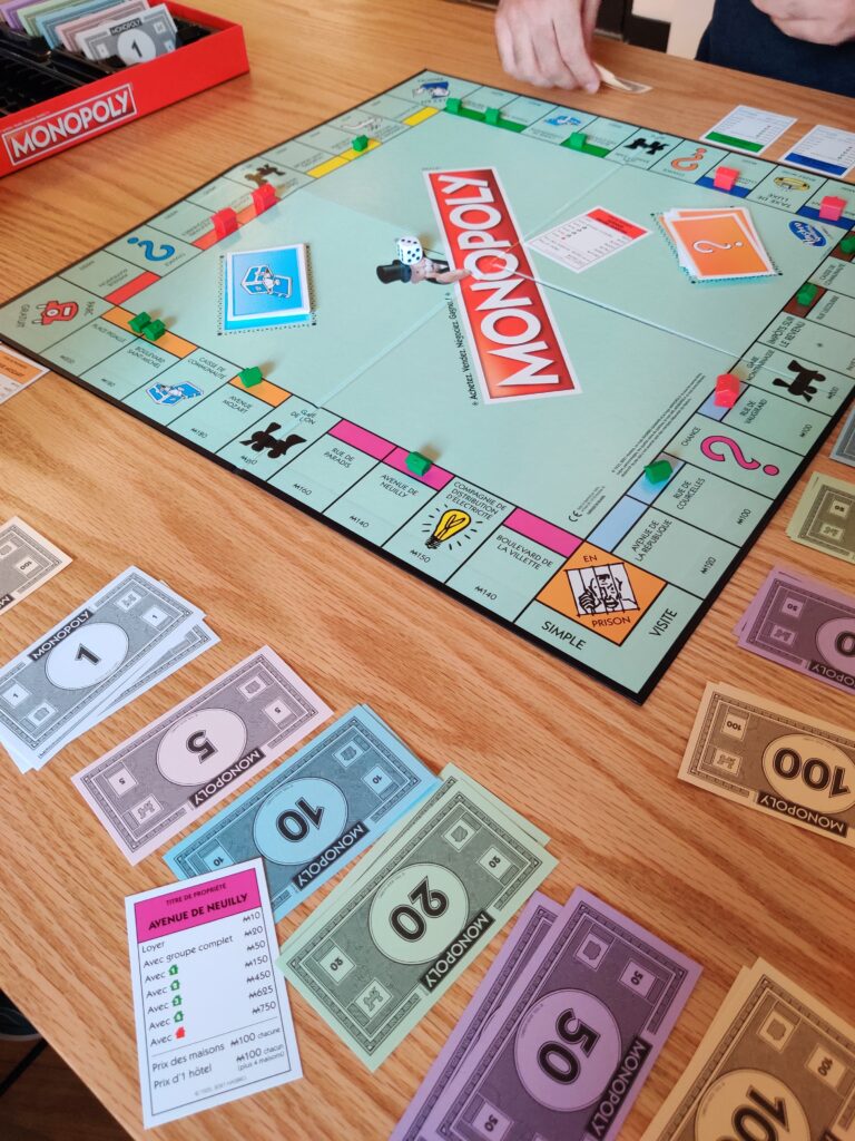 Une partie de Monopoly au bar à jeux