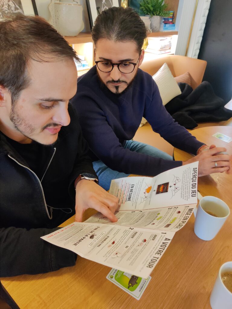 Des clients jouent à Exploding Kittens