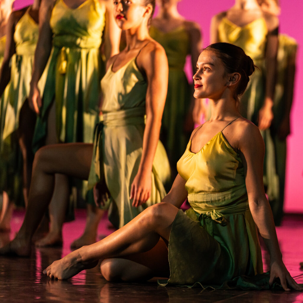 Des danseurs sur la scène