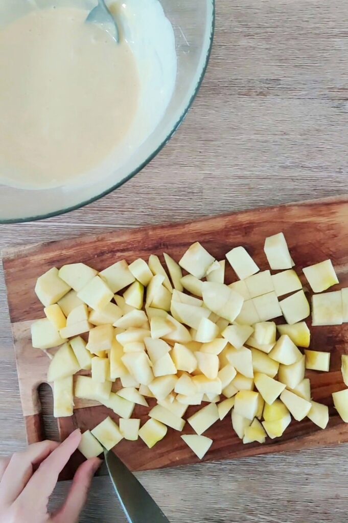 Découpe des pommes pour la préparation du gâteau aux pommes