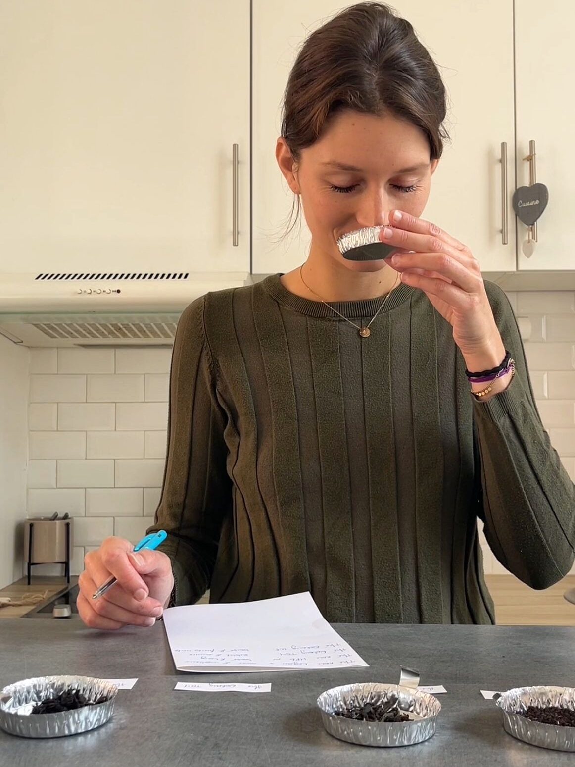 Aurélie Beghin fondatrice Le Clou du Voyage sentant les feuilles de thé de sa prochaine recette