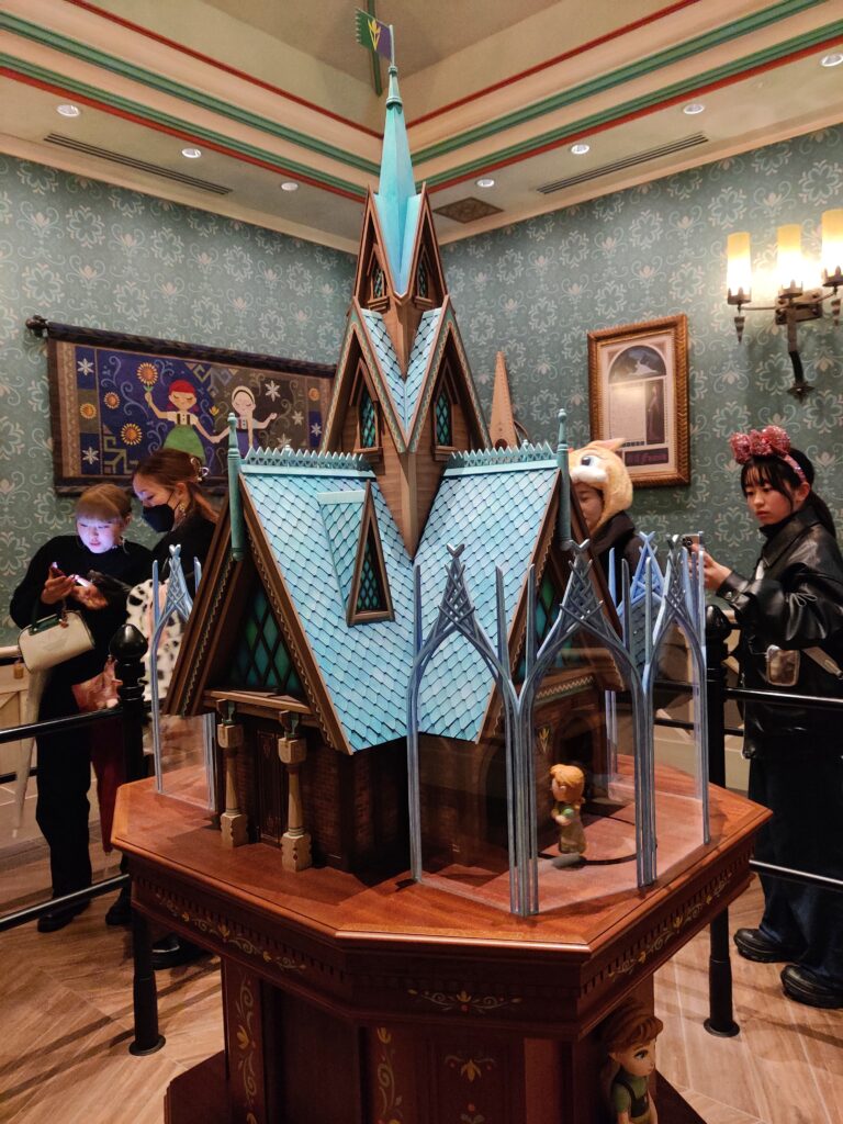 La queue de l'attraction La Reine des Neiges