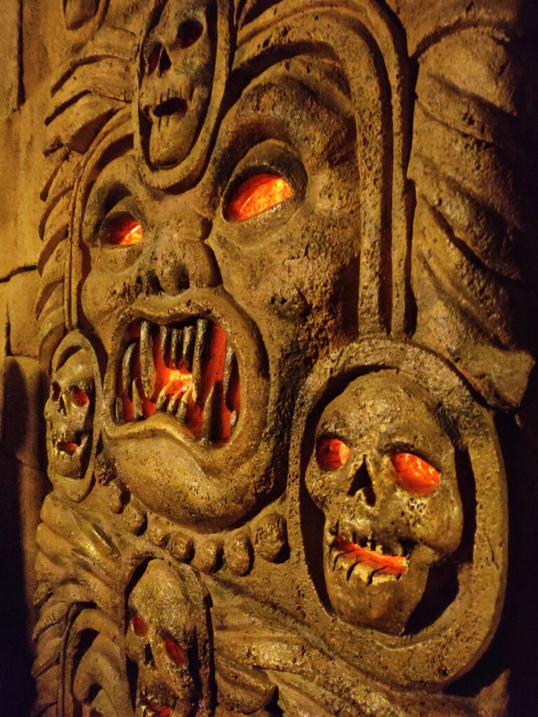 Décoration à l'intérieur du temple d'Indiana Jones à Disney Tokyo