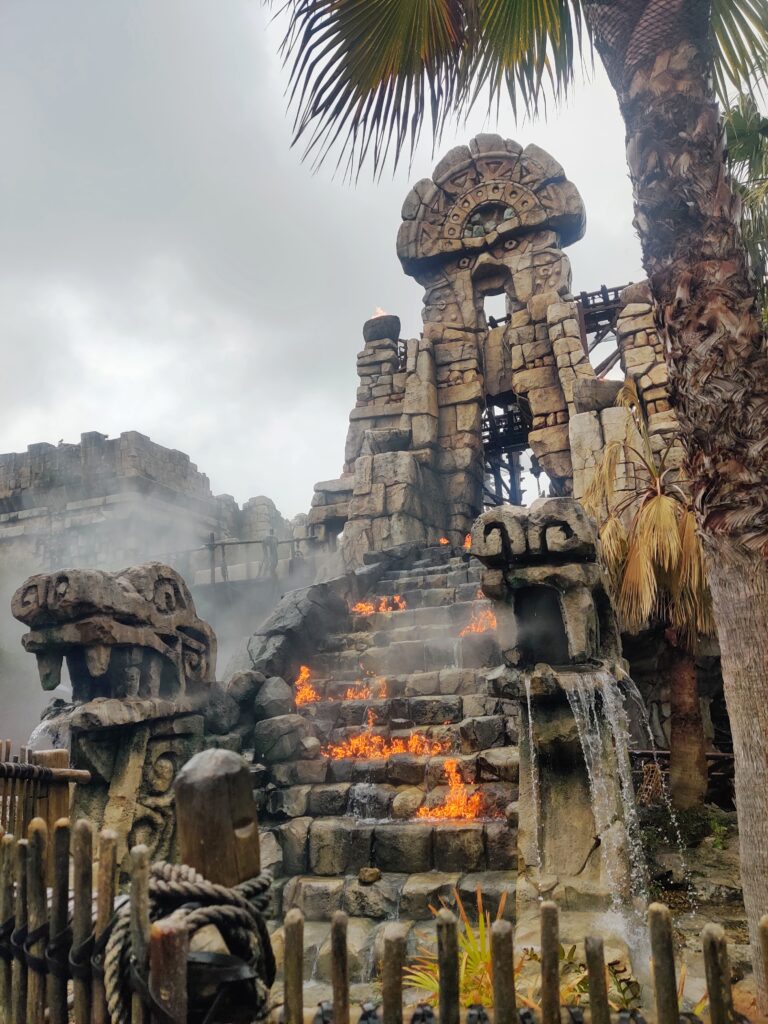 Devant l'attraction Raging Spirits de Tokyo Disneay Sea