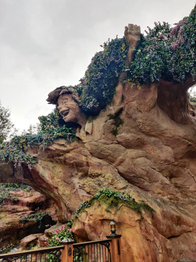 Sculpture de Peter Pan à l'entrée de Fantasy Springs