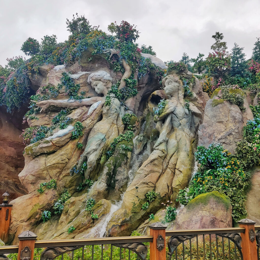Entrée de Fantasy Springs avec sculptures de Anna et Elsa
